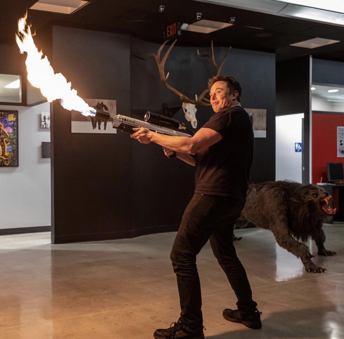 Elon Musk Joe Rogan'a yaptığı alev silahını gösteriyor