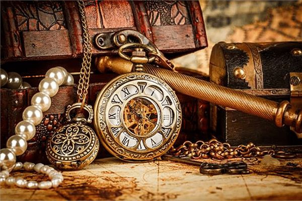 Antik saat çalınıyor