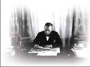 ataturk-calisma-masasinda